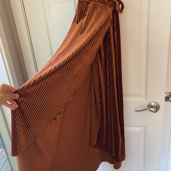 Simplee Velvet Wrap Dress Copper Small NWT - Picture 8 of 10